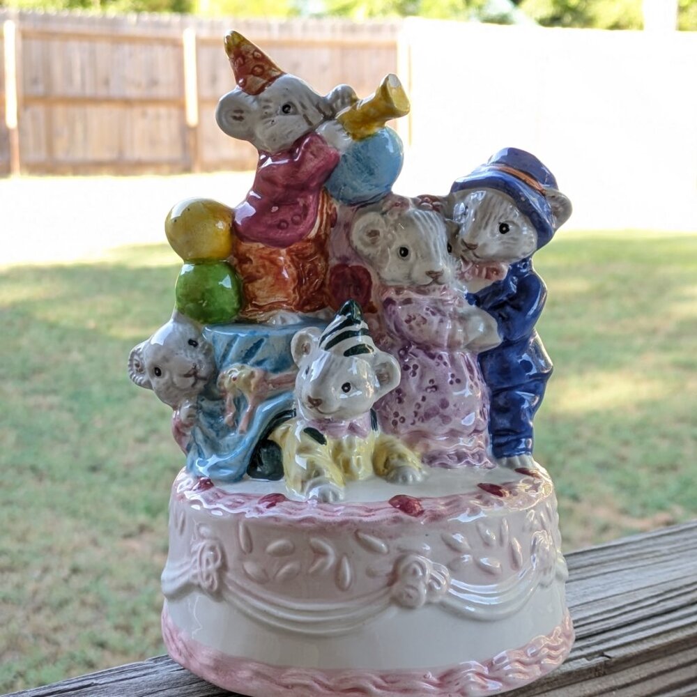 RARE Adorable Collectable Vintage Heritage Mint Mice Birthday Music Box - Picture 3 of 8